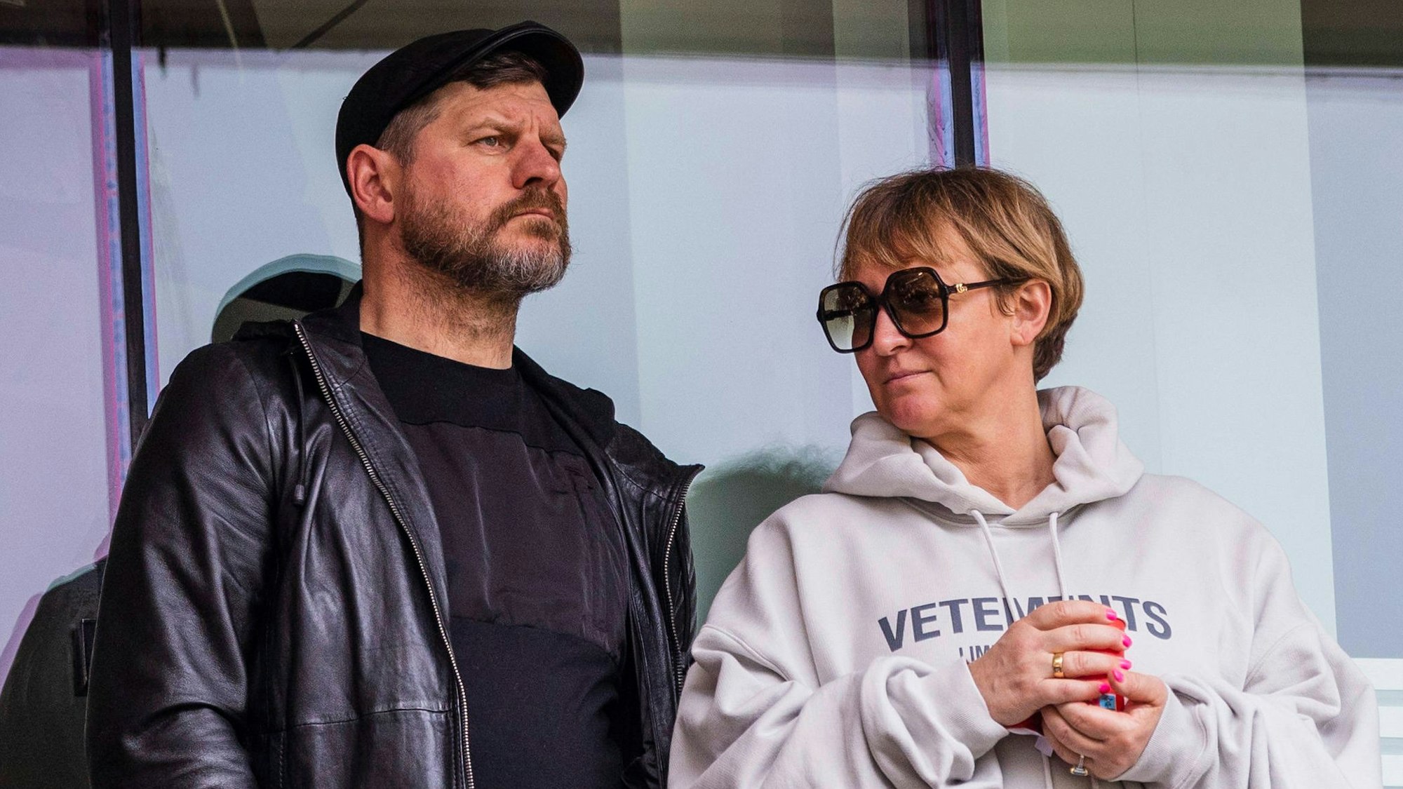Trainer Steffen Baumgart genießt das Spiel der FC Frauen mit seiner Frau Katja Baumgart.
