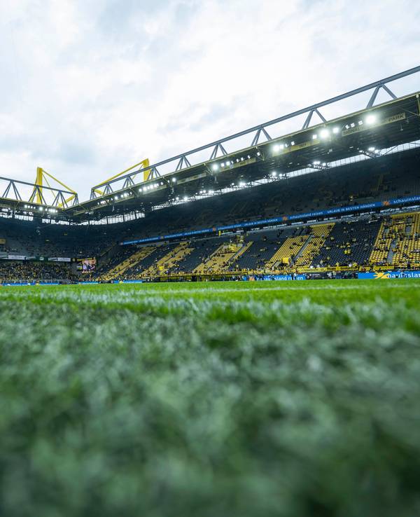 Blick vom Rasen in den Signal-Iduna-Park vor einem Spiel von Borussia Dortmund.