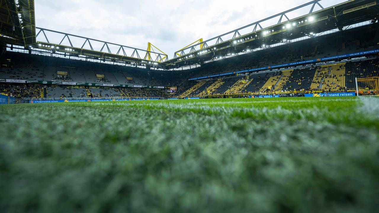 Blick vom Rasen in den Signal-Iduna-Park vor einem Spiel von Borussia Dortmund.