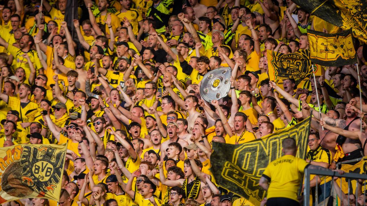Die Fans von Borussia Dortmund jubeln beim Spiel gegen den FC Augsburg.