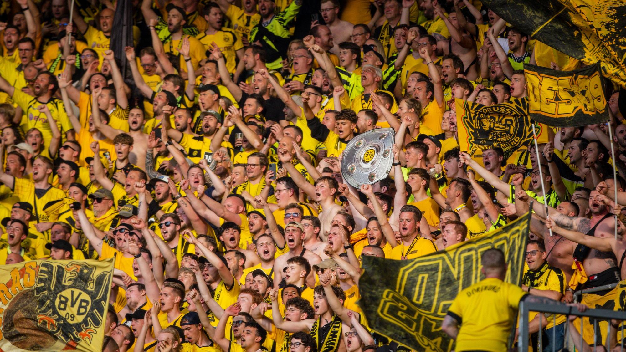Die Fans von Borussia Dortmund jubeln beim Spiel gegen den FC Augsburg.