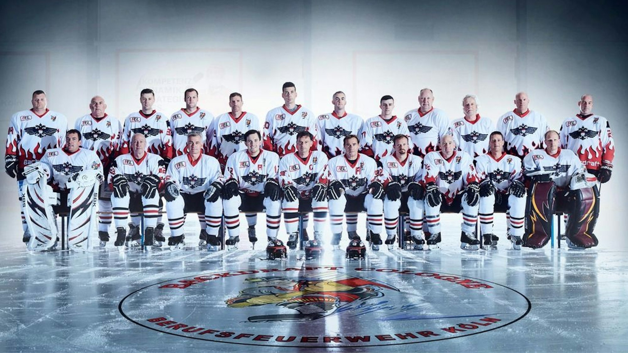 Die Eishockeymannschaft der Kölner Feuerwehr.