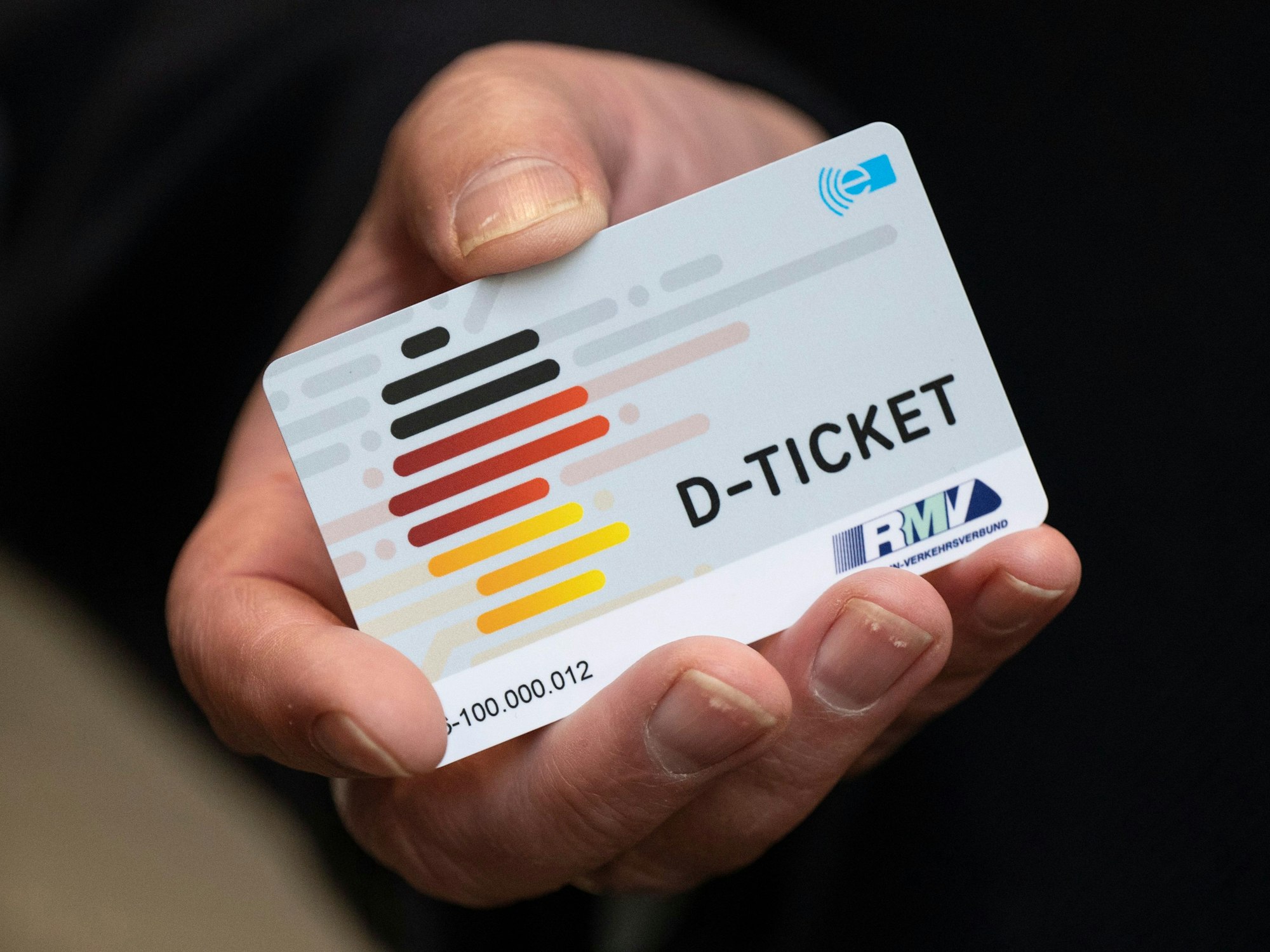 Ein „D-Ticket“ im Chipkartenformat wird anlässlich des Verkaufsstarts des Deutschlandtickets im Frankfurter Hauptbahnhof auf einem Pressetermin gezeigt.