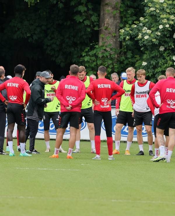 Steffen Baumgart spricht zur Mannschaft des 1. FC Köln.