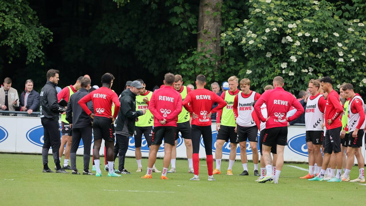 Steffen Baumgart spricht zur Mannschaft des 1. FC Köln.