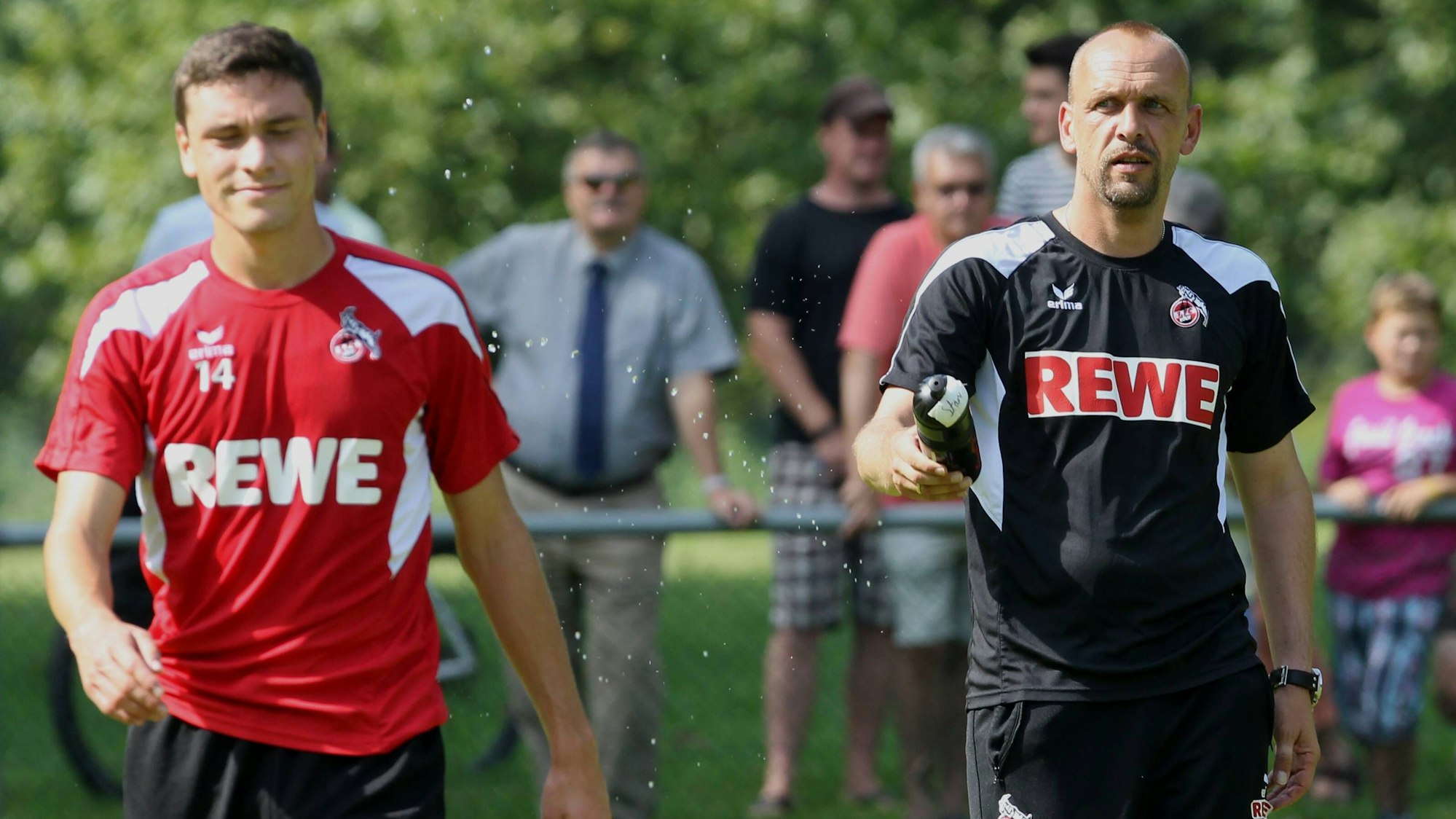 Holger Stanislawski und Jonas Hector stehen beim 1. FC Köln auf dem Trainingsplatz.