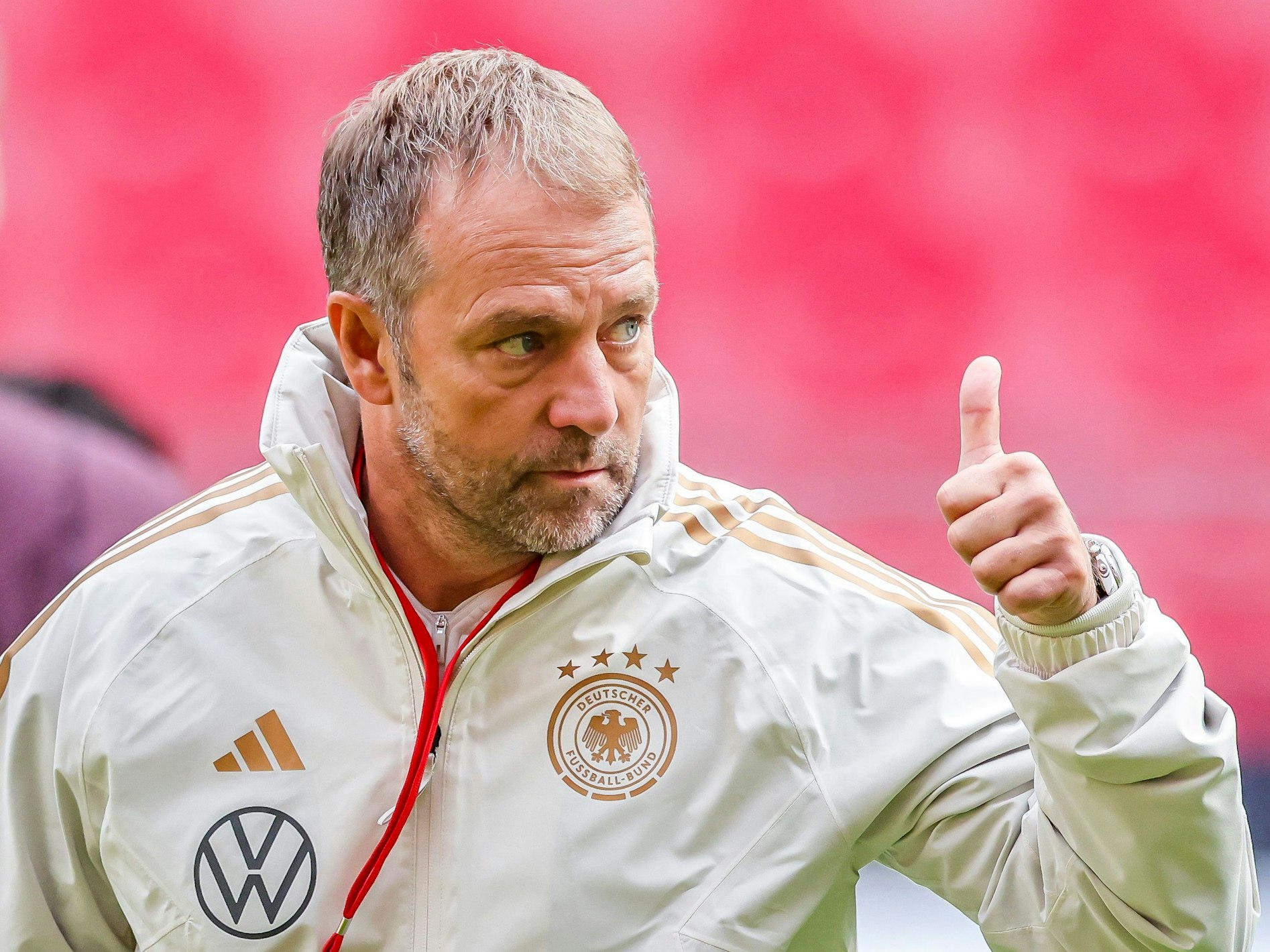 Bundestrainer Hansi Flick zeigt einen Daumen nach oben.