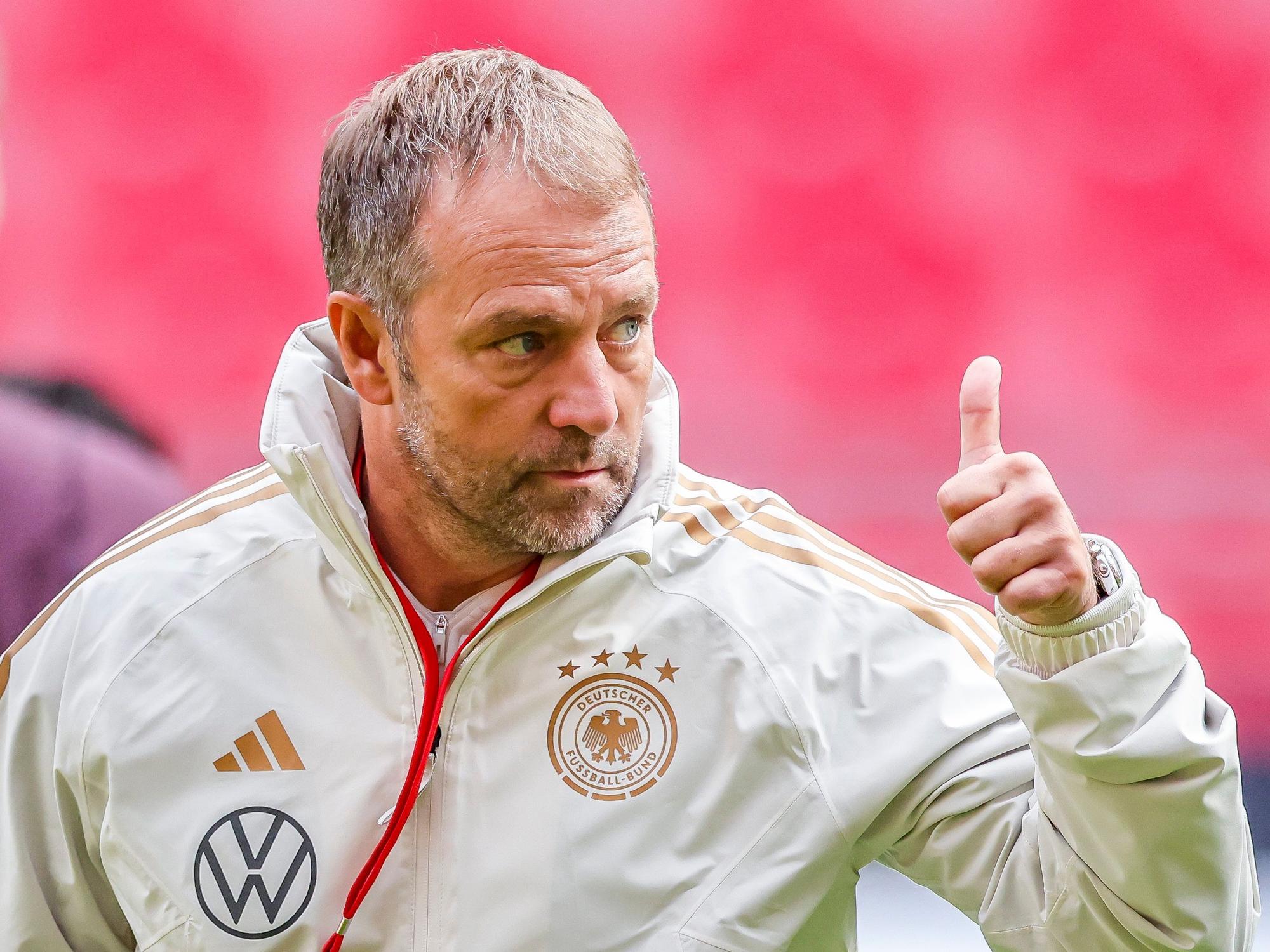 Bundestrainer Hansi Flick zeigt einen Daumen nach oben.