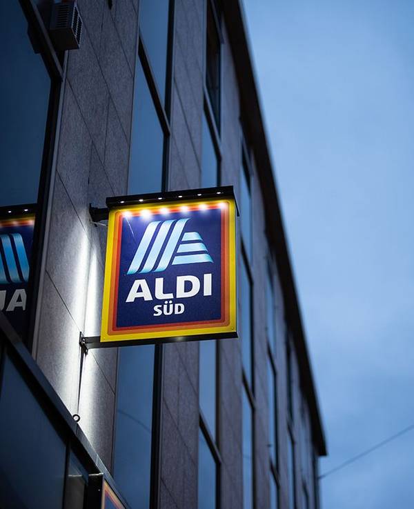 Das Logo einer Aldi-Filiale an einem Gebäude.