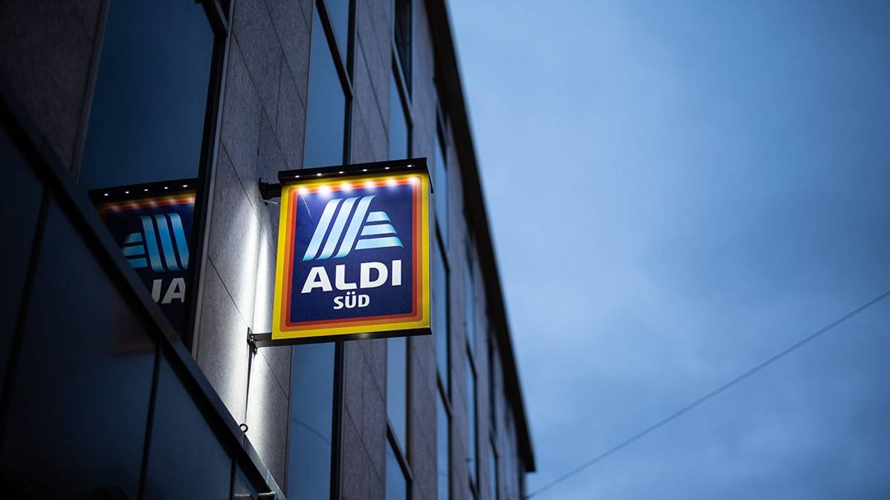 Das Logo einer Aldi-Filiale an einem Gebäude.