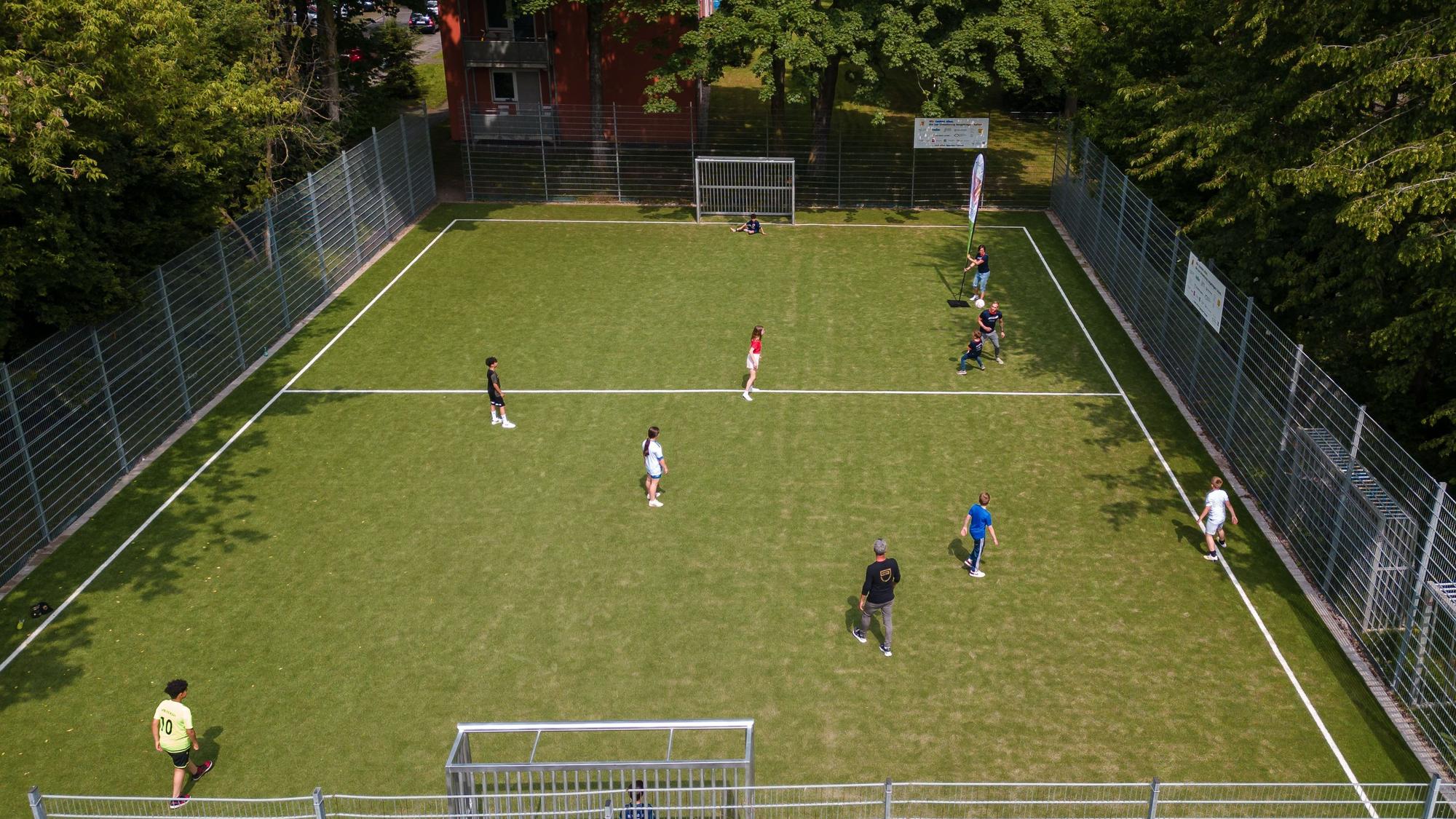 Der Bolzplatz in der Stegerwaldsiedlung wurde renoviert, ist jetzt ein Kunstrasen-Platz.