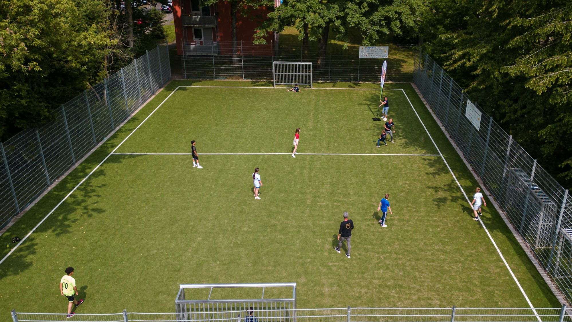 Der Bolzplatz in der Stegerwaldsiedlung wurde renoviert, ist jetzt ein Kunstrasen-Platz.