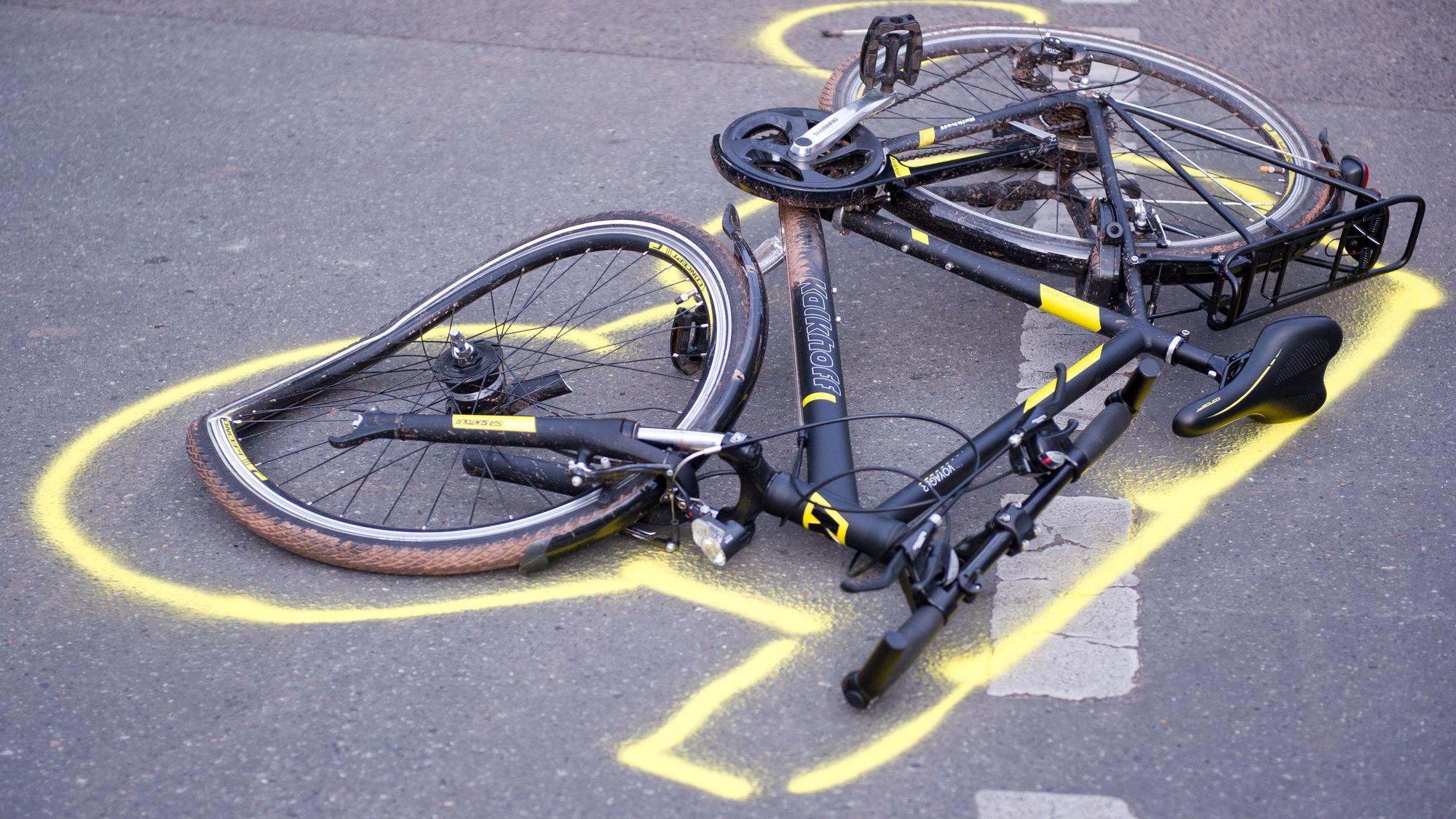 Ein zerstörtes Fahrrad liegt nach einem Unfall auf der Straße.