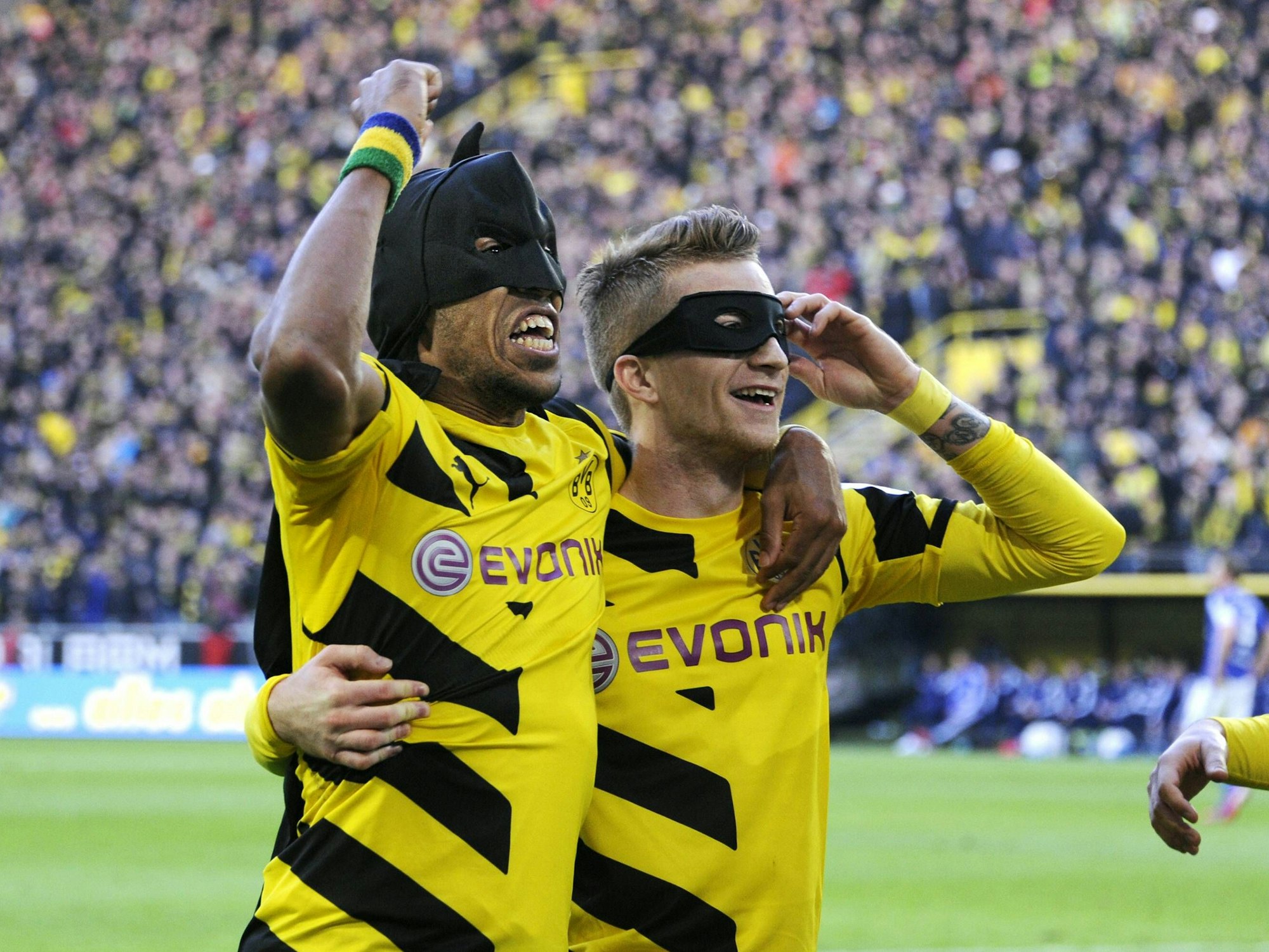 Pierre-Emerick Aubameyang (l.) und Marco Reus jubeln als Batman und Robin