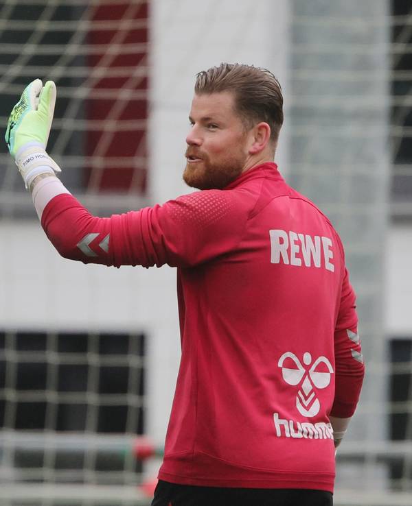 Timo Horn gestikuliert im Training des 1. FC Köln.