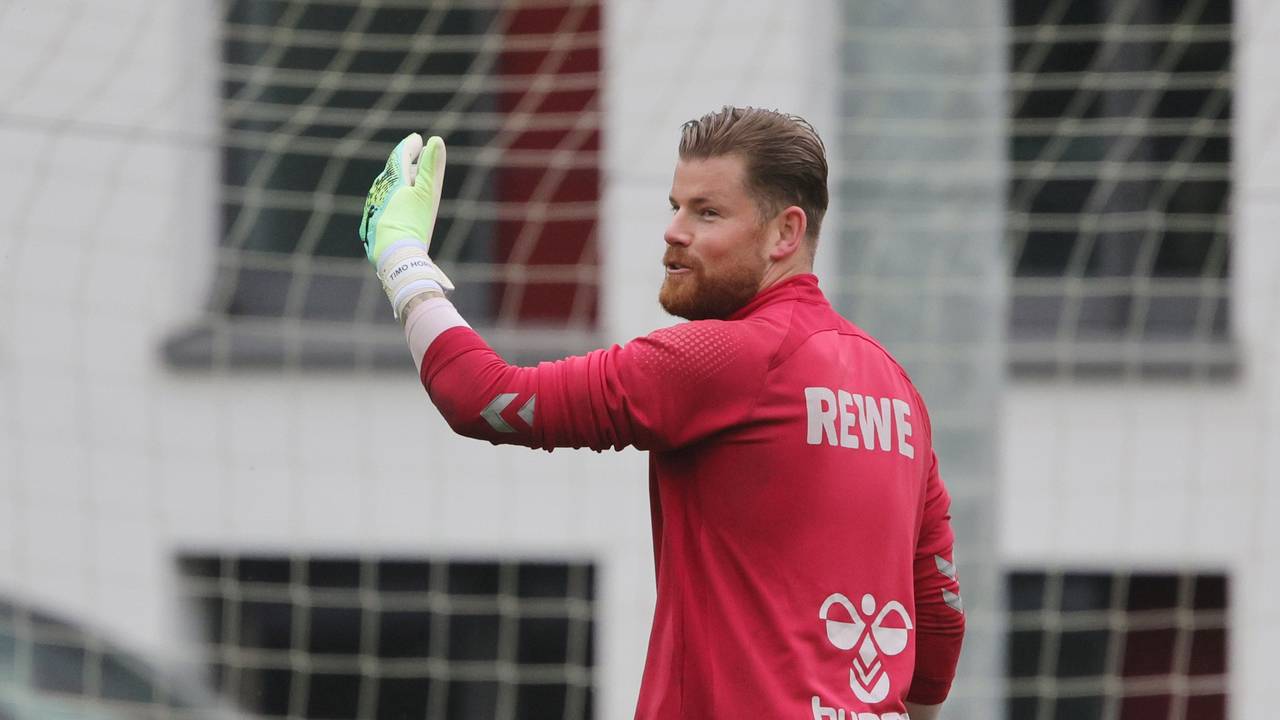 Timo Horn gestikuliert im Training des 1. FC Köln.