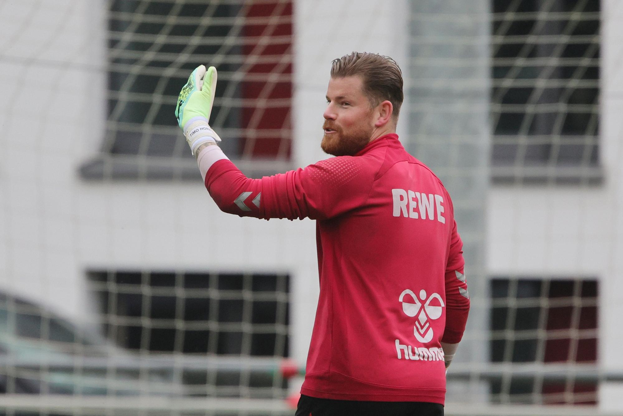 Timo Horn gestikuliert im Training des 1. FC Köln.
