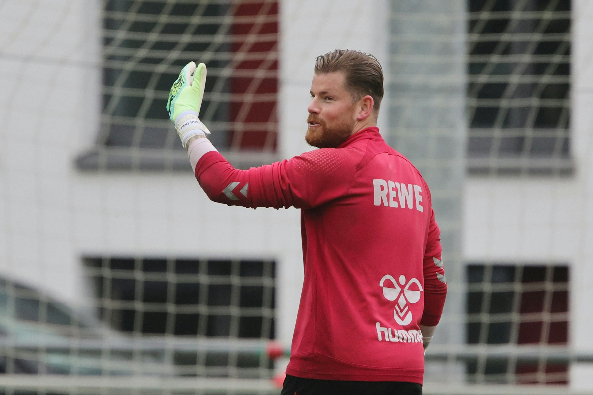 Timo Horn gestikuliert im Training des 1. FC Köln.