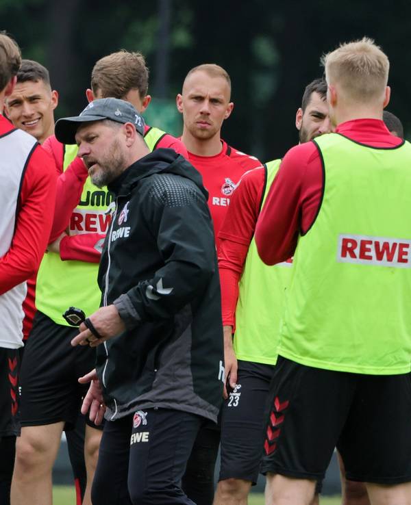 Steffen Baumgart spricht beim Training zu seiner Mannschaft.