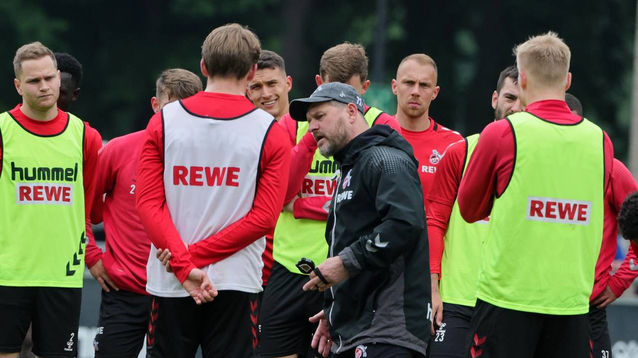 Steffen Baumgart spricht beim Training zu seiner Mannschaft.
