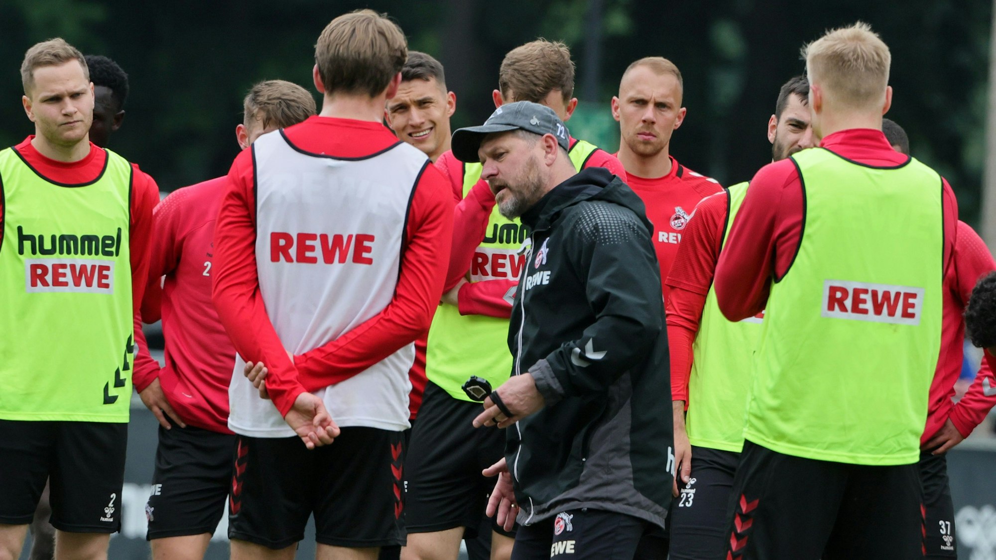 Steffen Baumgart spricht beim Training zu seiner Mannschaft.
