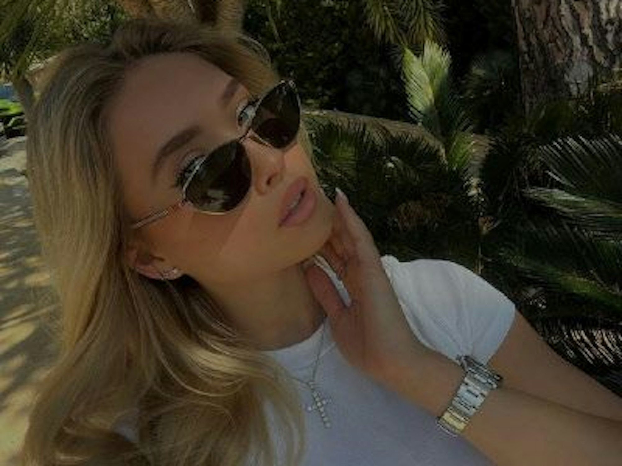 Shania Geiss posiert für ein Selfie.