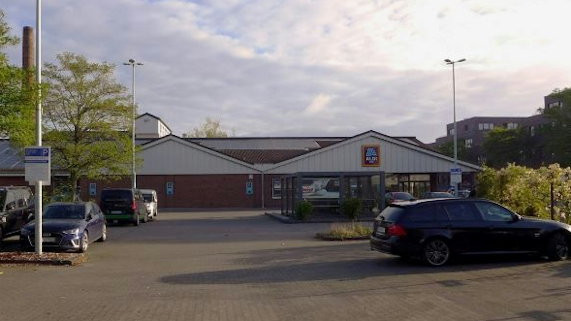 Die Aldi Filiale in Ehrenfeld besitzt einen großen Parkplatz für Autos.