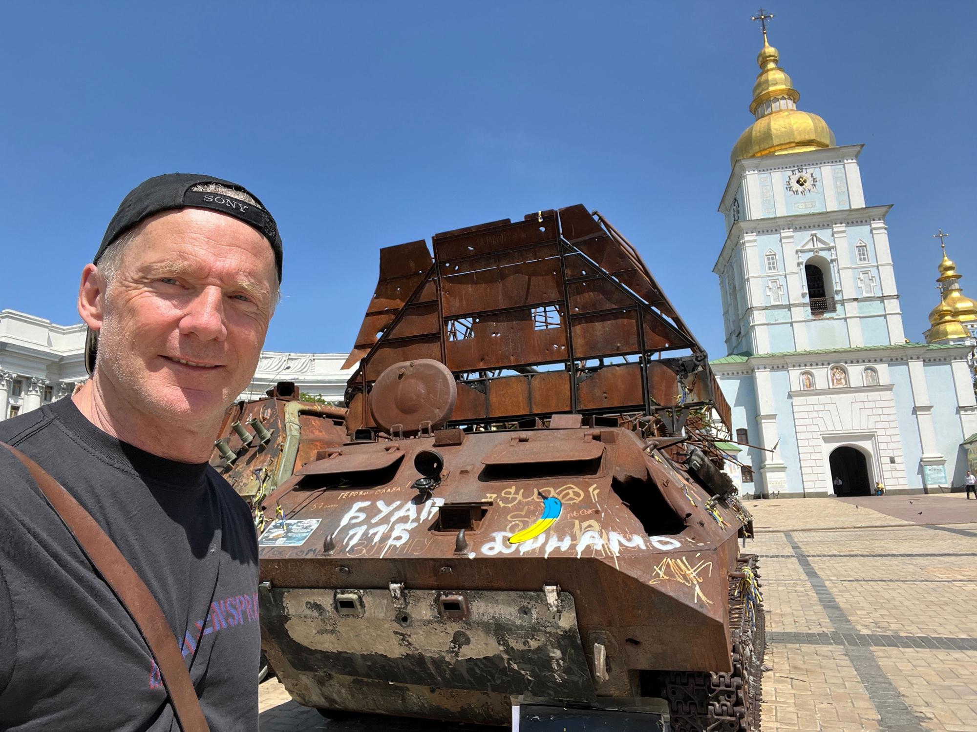 Der Kölner Künstler Thomas Baumgärtel hat seine Kunst an zerstörte Bauwerke in der Ukraine gesprüht.