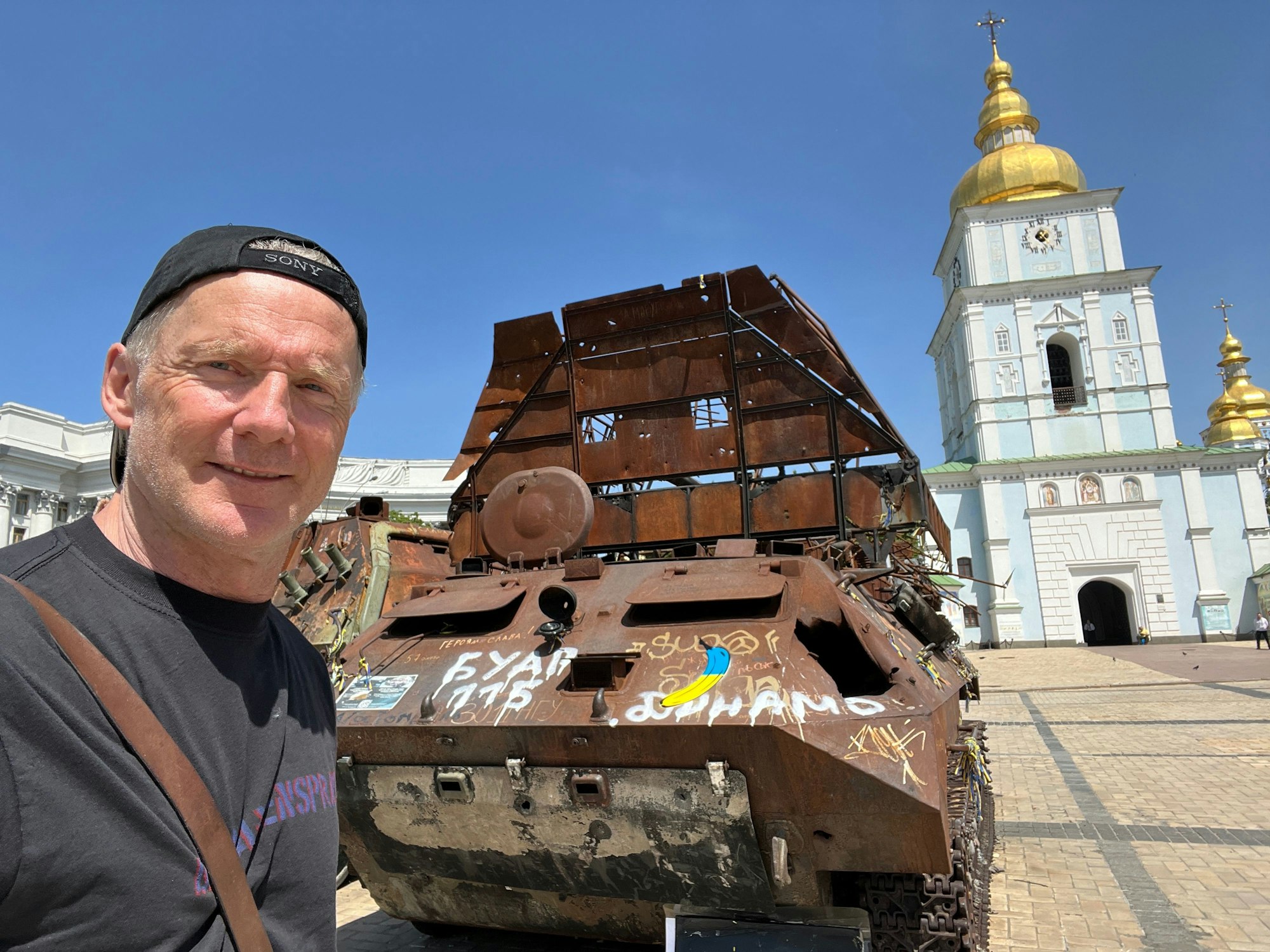 Der Kölner Künstler Thomas Baumgärtel hat seine Kunst an zerstörte Bauwerke in der Ukraine gesprüht.