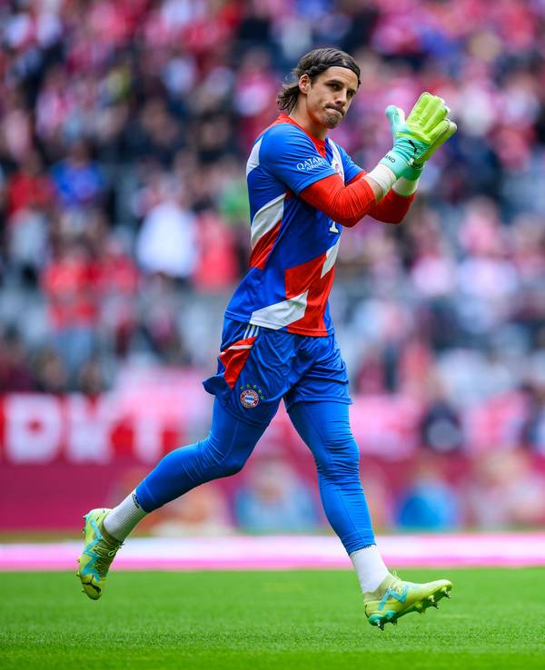 Münchens Torwart Yann Sommer klatscht auf dem Spielfeld.