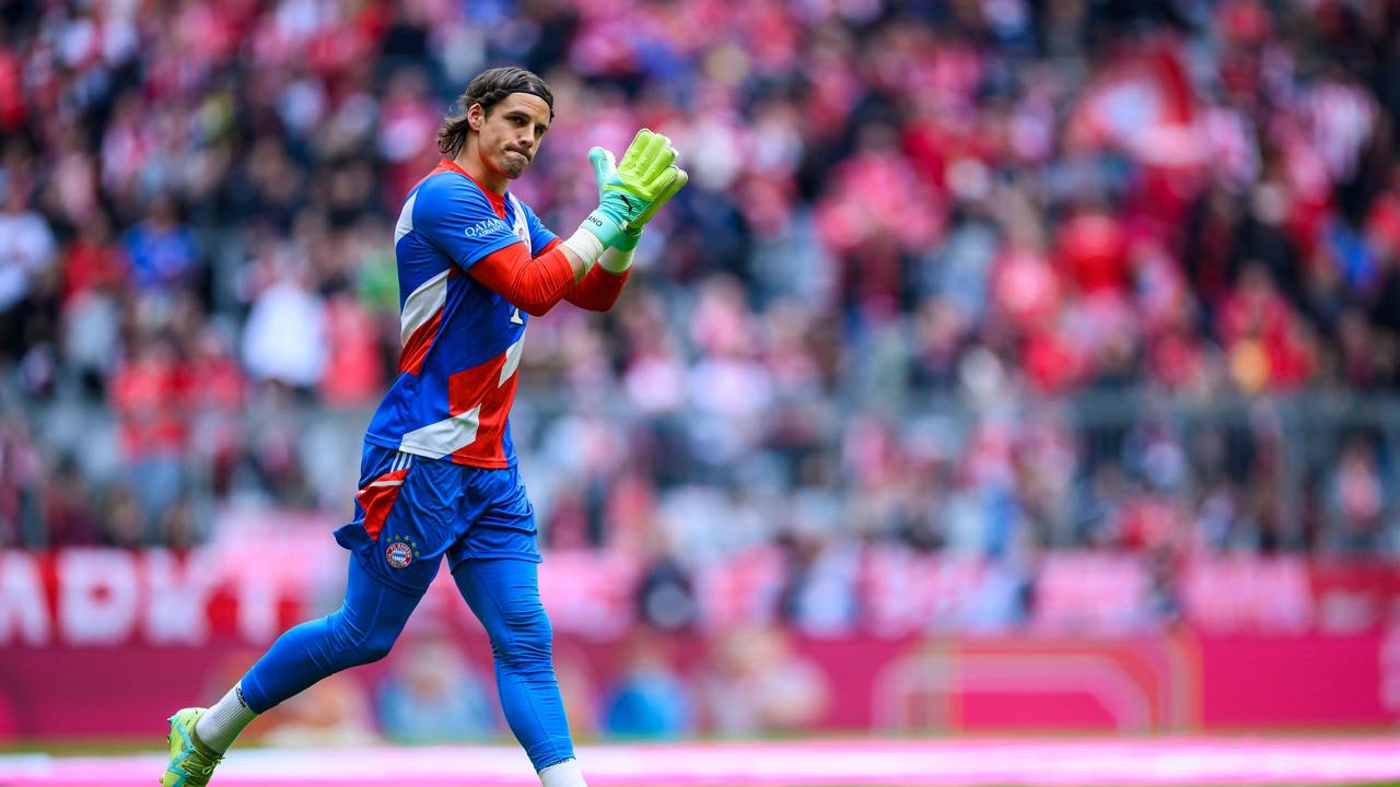 Münchens Torwart Yann Sommer klatscht auf dem Spielfeld.
