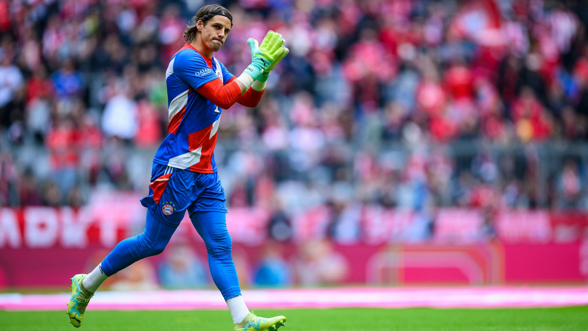 Münchens Torwart Yann Sommer klatscht auf dem Spielfeld.