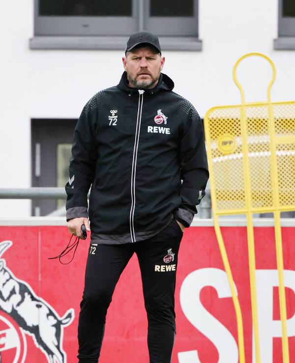 Steffen Baumgart beobachtet das Training des 1. FC Köln.