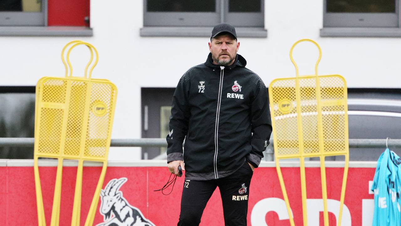 Steffen Baumgart beobachtet das Training des 1. FC Köln.
