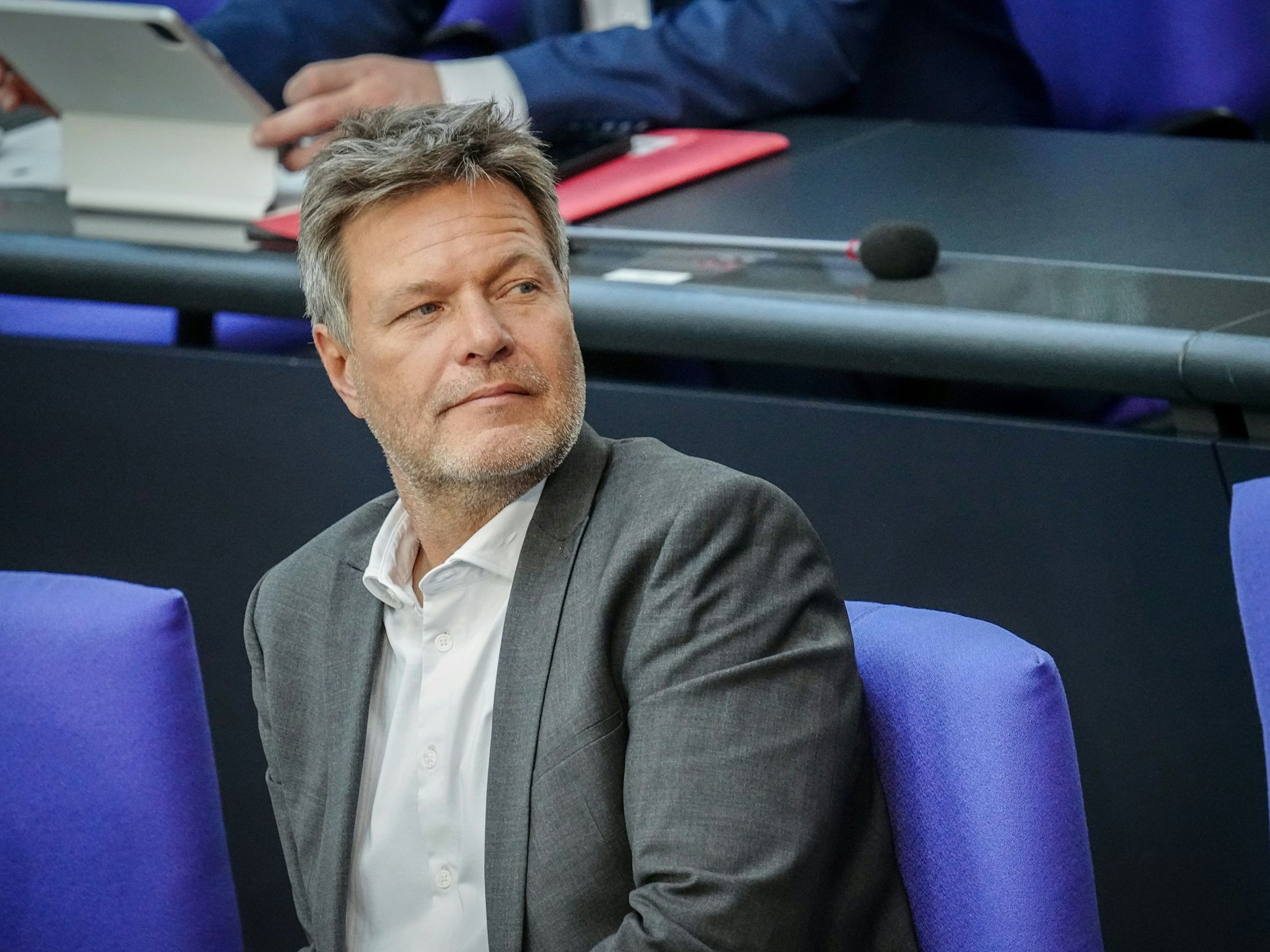 Robert Habeck nimmt an der Sitzung des Bundestags teil.