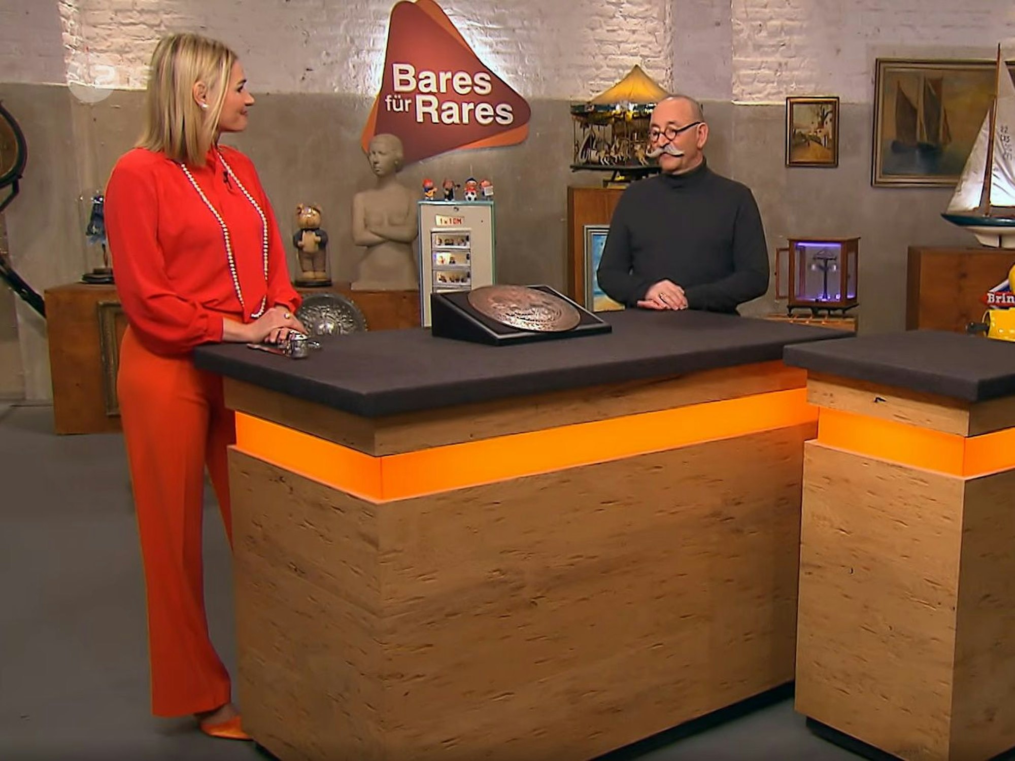 Dr. Bianca Berding und Horst Lichter unterhalten sich bei „Bares für Rares“.