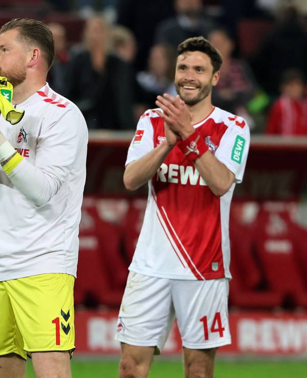 Timo Horn und Jonas Hector bedanken sich nach dem Heimspiel des 1. FC Köln gegen Hertha BSC.