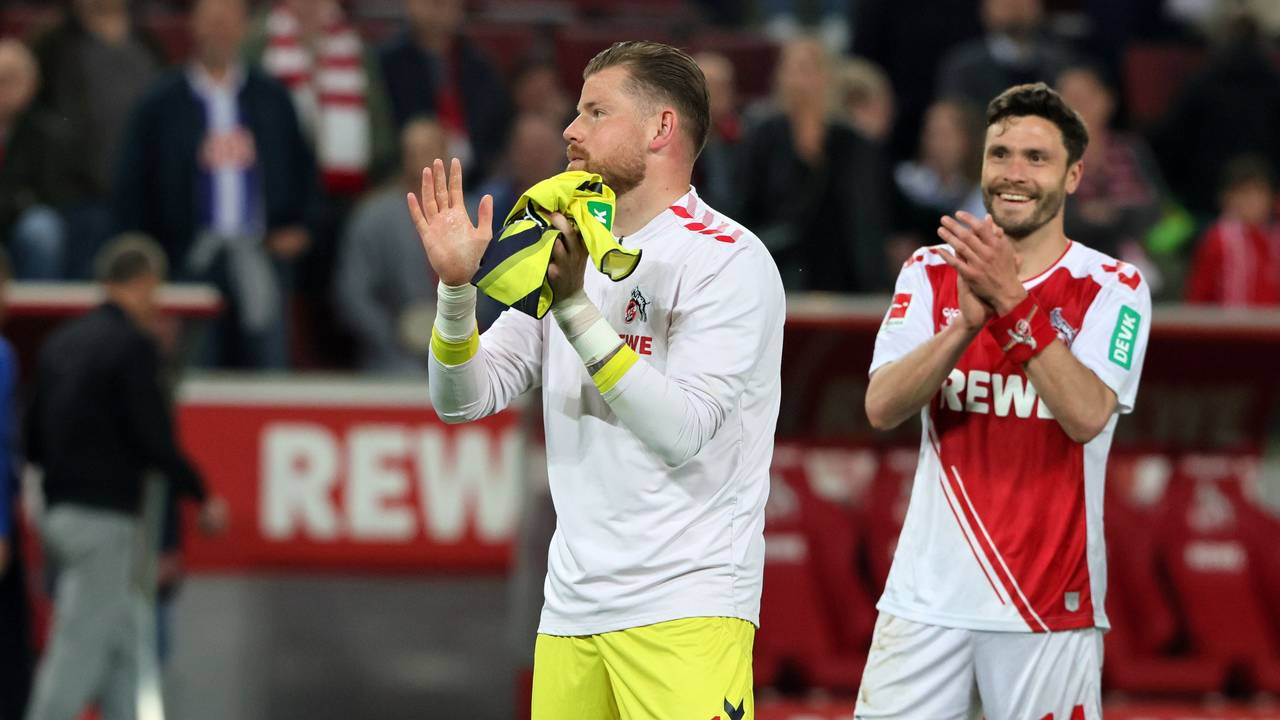 Timo Horn und Jonas Hector bedanken sich nach dem Heimspiel des 1. FC Köln gegen Hertha BSC.