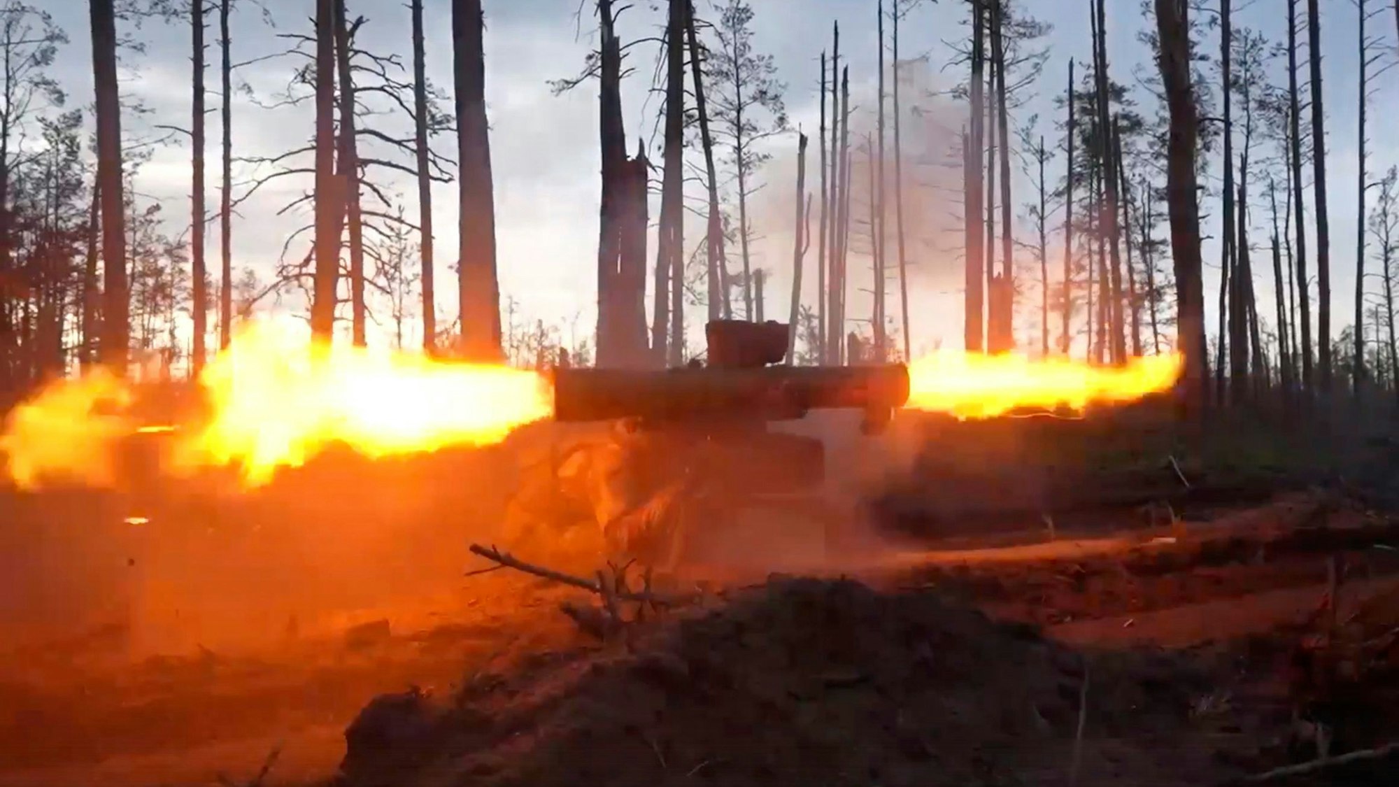 Auf diesem vom Pressedienst des russischen Verteidigungsministeriums am 25. Mai 2023 veröffentlichten Handout-Foto feuert ein Soldat der russischen Armee Panzerabwehrraketen auf eine ukrainische Stellung an einem nicht genannten Ort.