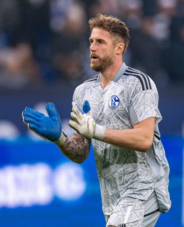 Schalkes Torwart Ralf Fährmann betritt das Stadion.