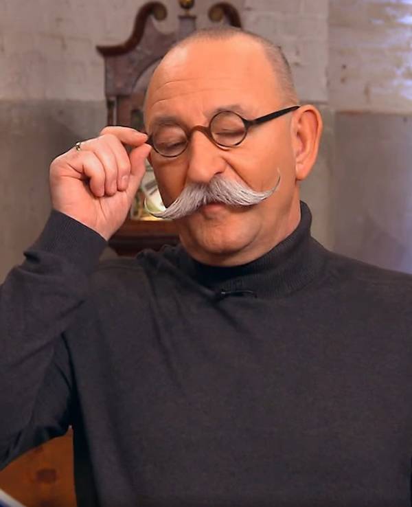 Horst Lichter richtet seine Brille.