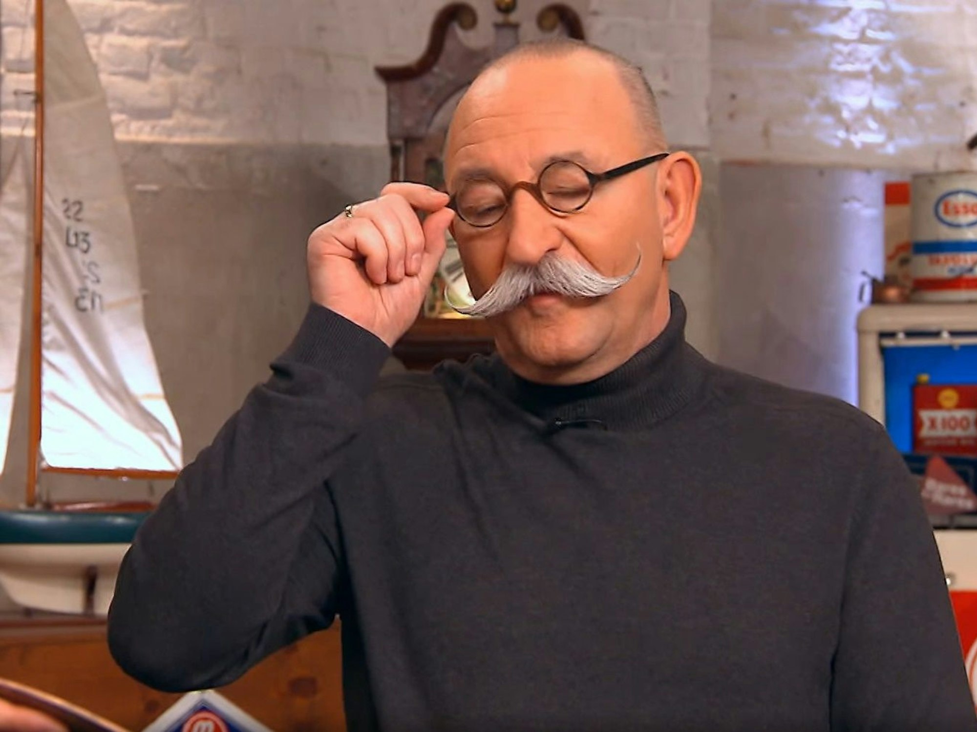 Horst Lichter richtet seine Brille.