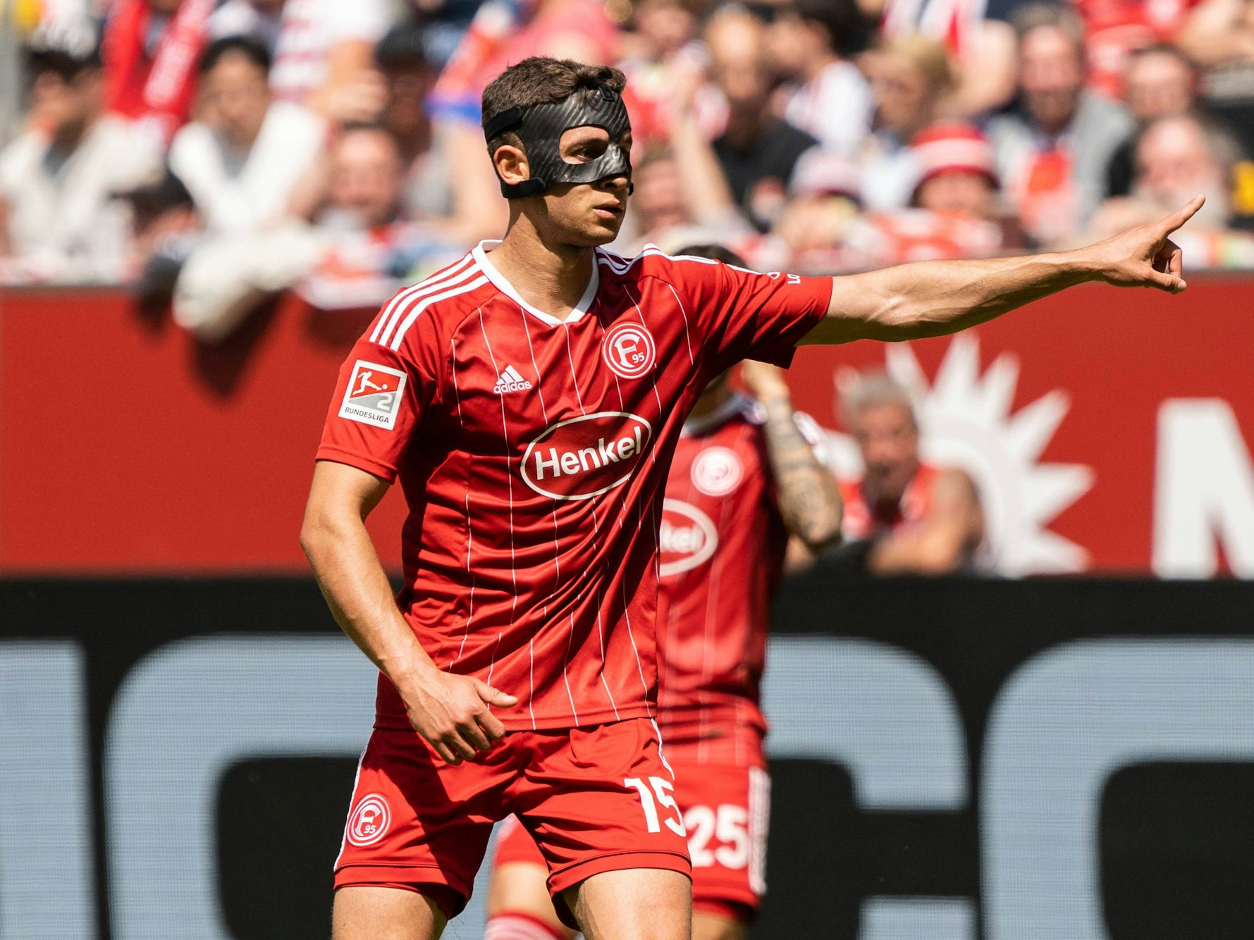 Tim Oberdorf gibt mit Maske auf dem Platz Anweisungen.