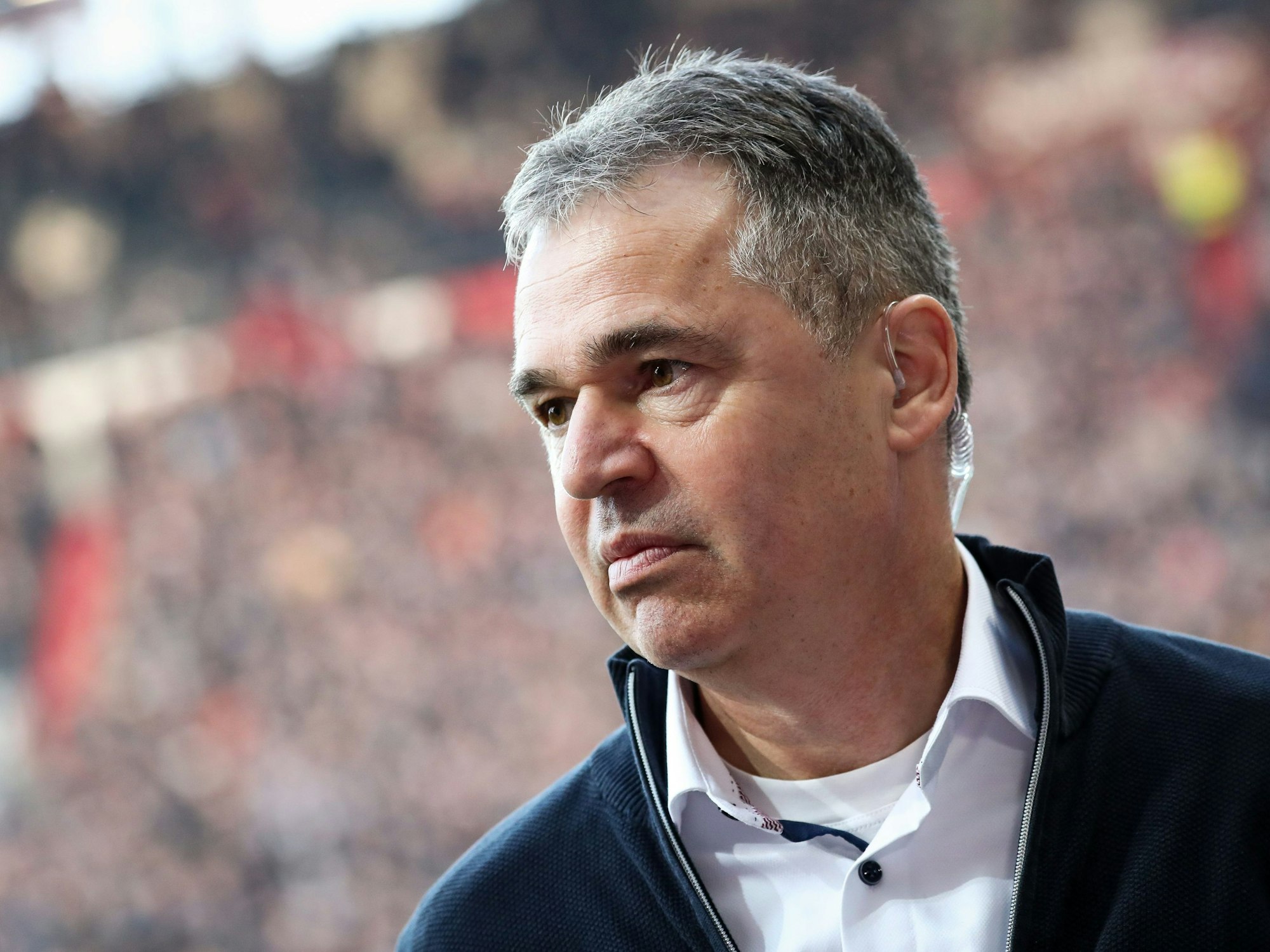 St. Paulis Ex-Sportdirektor Andreas Rettig gibt vor dem Spiel ein Interview.