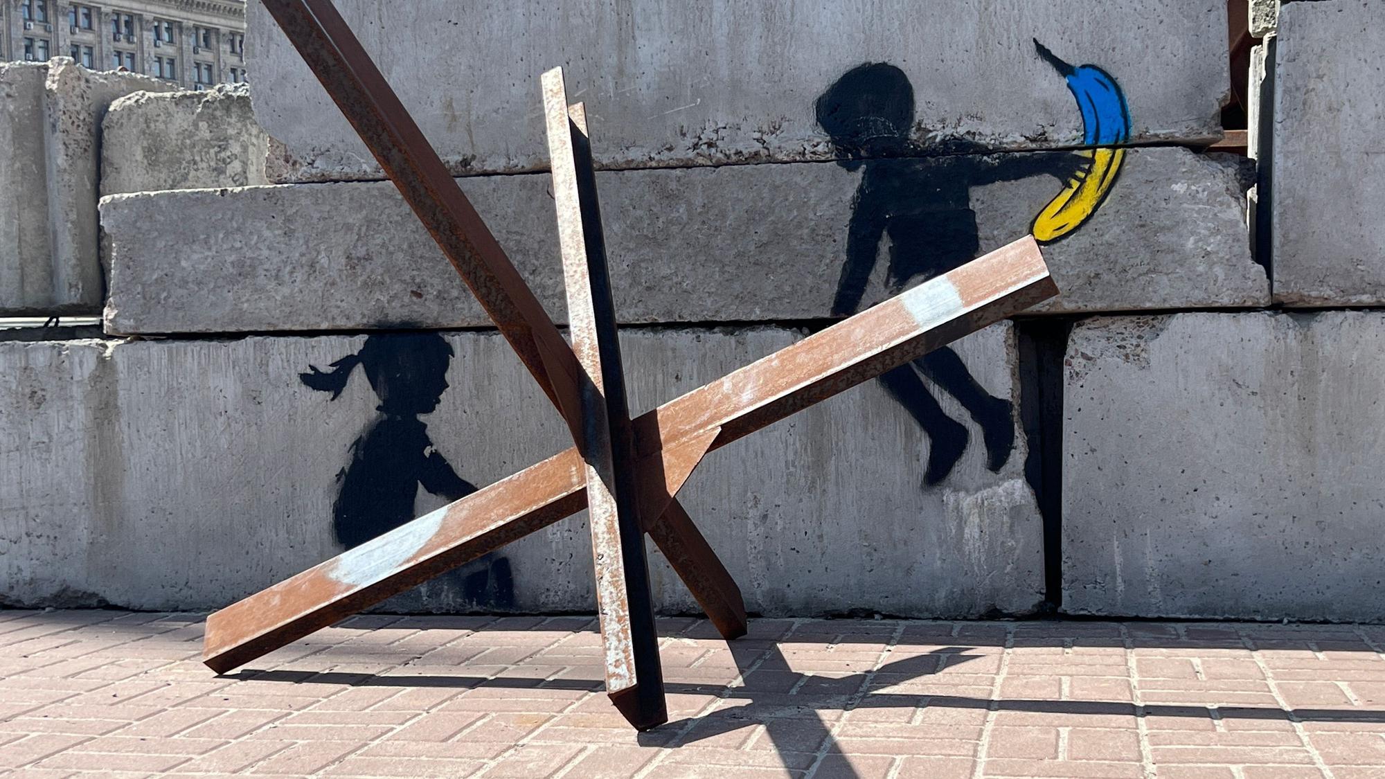 Der Kölner Künstler Thomas Baumgärtel hat seine Kunst an zerstörte Bauwerke in der Ukraine gesprüht.