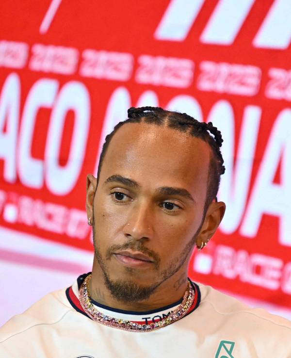 Mercedes-Fahrer Lewis Hamilton beantwortet auf einer Pressekonferenz die Fragen der Journalisten.
