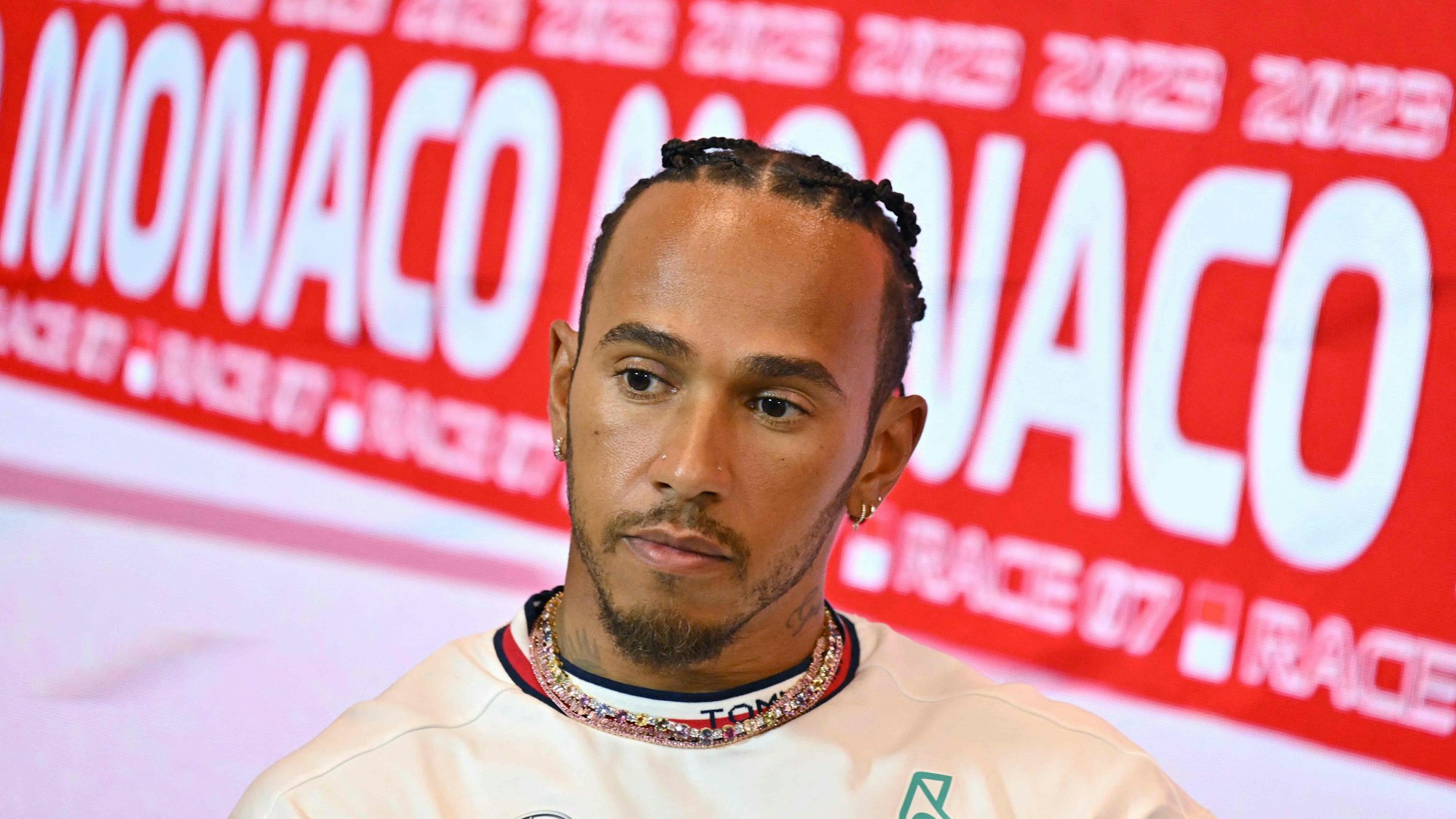 Mercedes-Fahrer Lewis Hamilton beantwortet auf einer Pressekonferenz die Fragen der Journalisten.