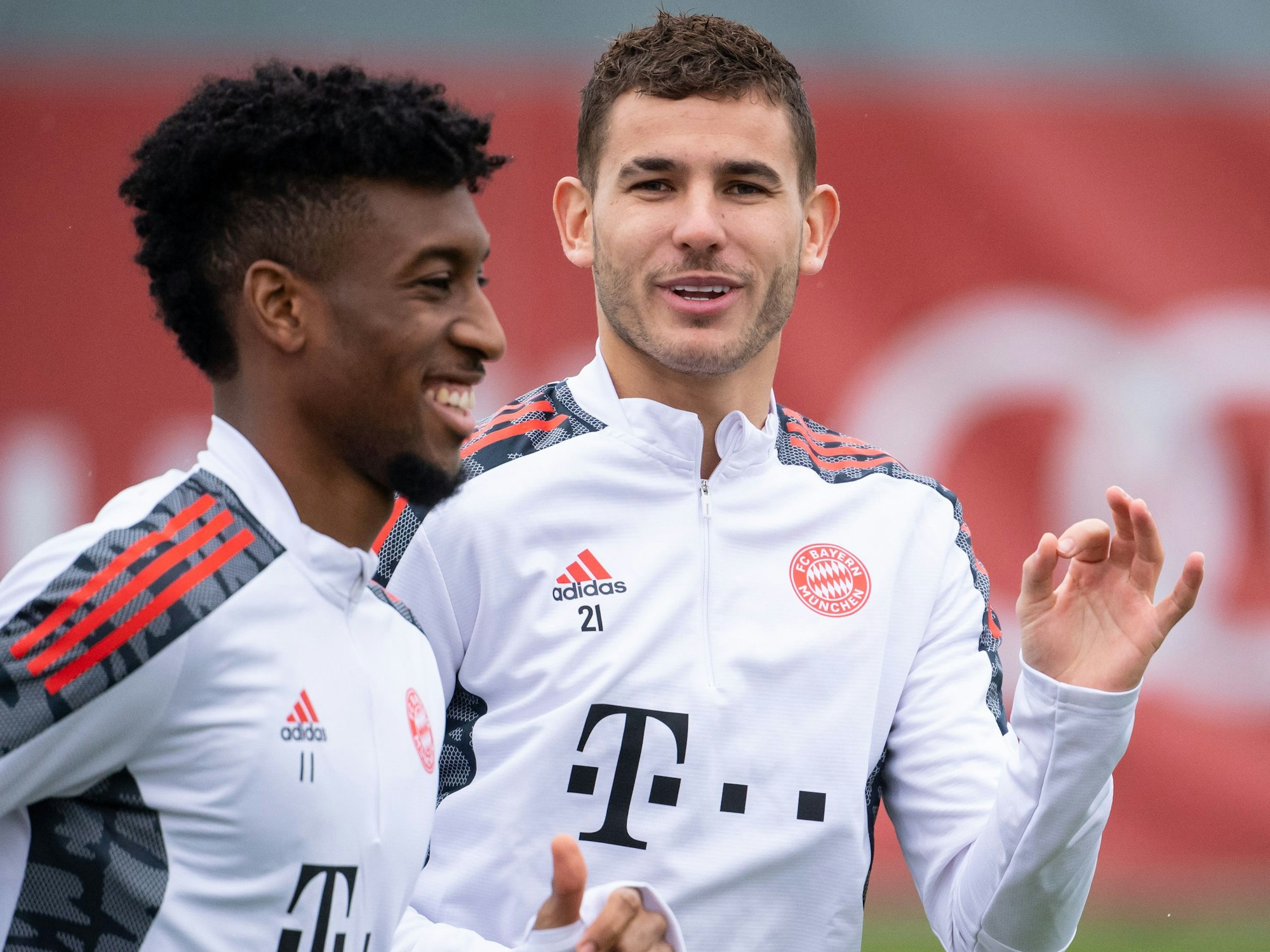 Lucas Hernandez und Kingsley Coman lachen beim Training.