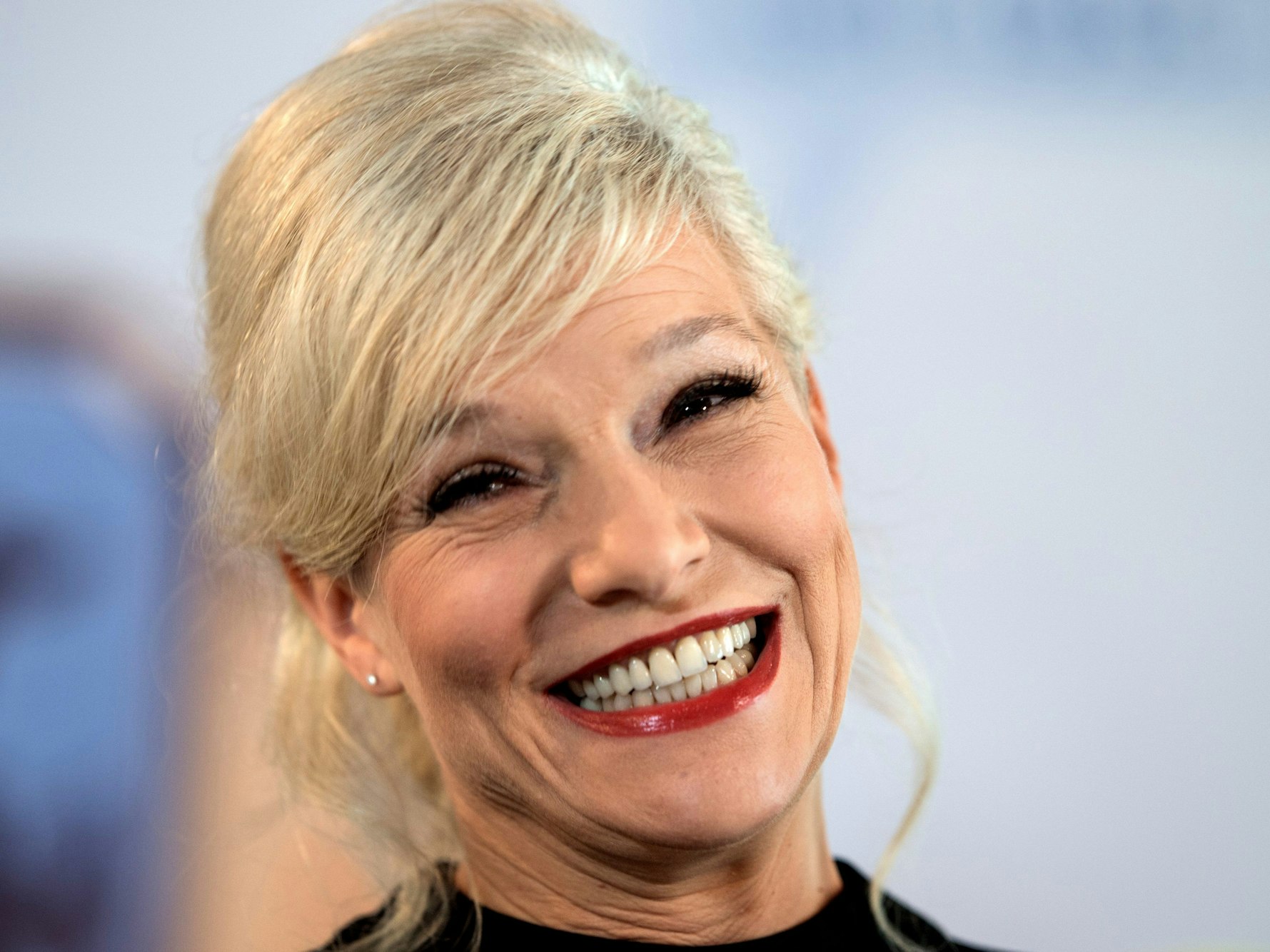 Ina Müller, Kabarettistin, Sängerin und Moderatorin, lächelt vor der Preisverleihung