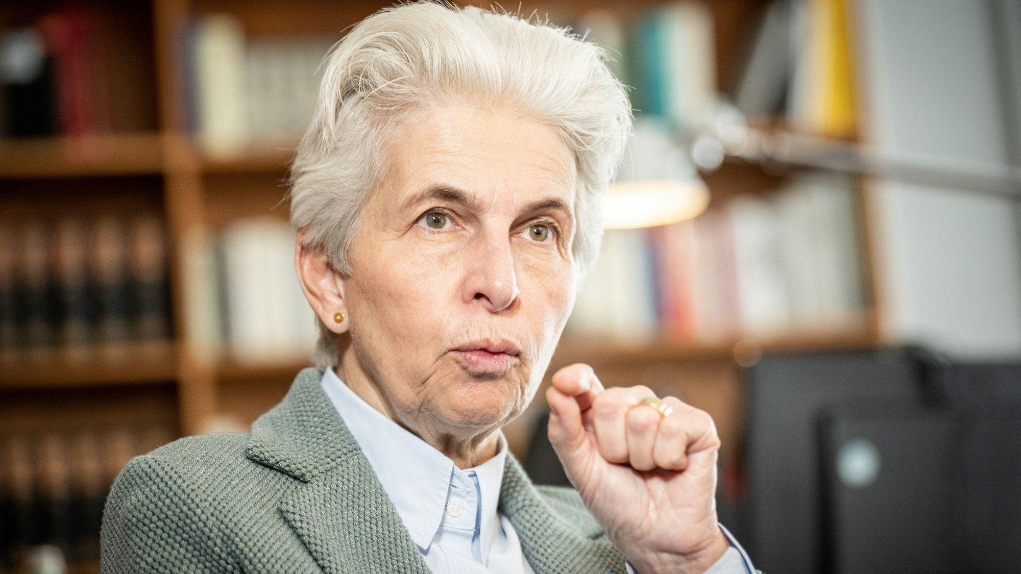 Auf unserem spricht Marie-Agnes Strack-Zimmermann in Berlin in einem Raum mit Büchern.